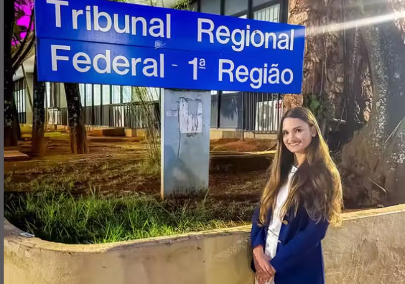 Aos 25 anos, a mineira Luísa Militão Vicente Barroso é a mais jovem juíza federal do Brasil e já tomou posse. Vitória conquistada com muito esforço e dedicação. Foto: @luisamilitaovicentebarroso