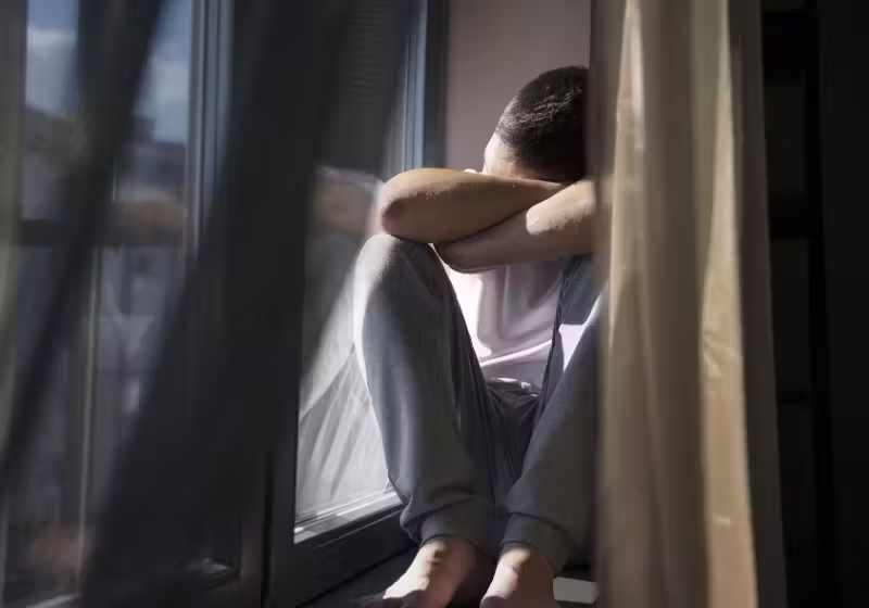 Com a decisão do TST de enquadrar a depressão na lista de doenças do trabalho, a medida passa a valer a partir de 26 de maio. O empregado poderá ser afastado provisoriamente por até 12 meses, sem prejuízos. Foto: Freepik