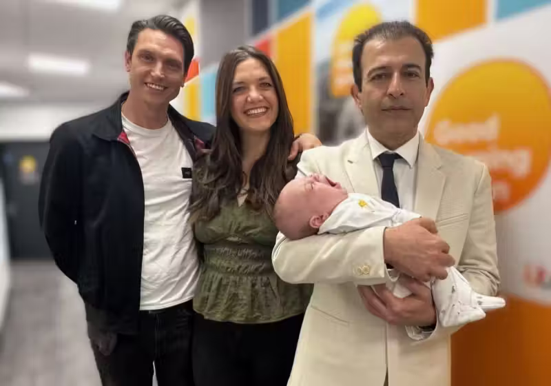 Esse bebê é Rafferty Isaac, da Inglaterra. Ele nasce duas vezes para salvar a mãe com câncer. O médico responsável pelo “milagre” Hooman Soleymani Majd faz foto de família com o neném e os pais Adam e Lucy. - Foto: Hospital John Radcliffe