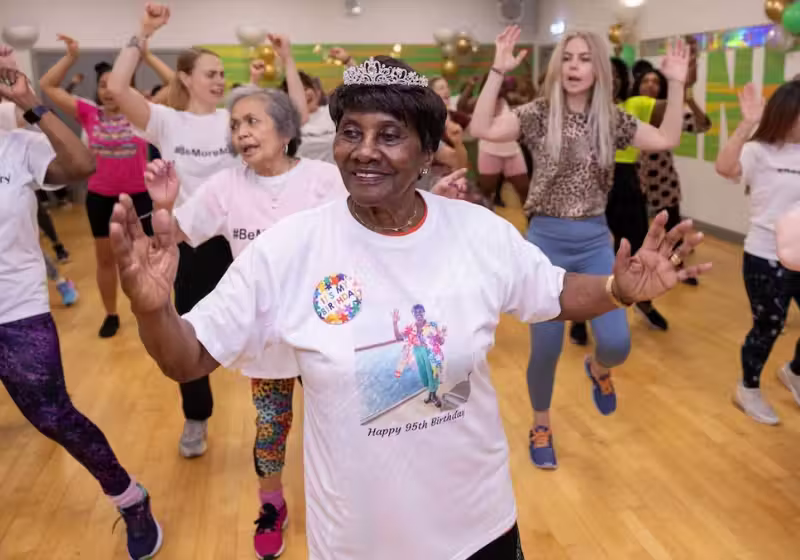 Quem diz que Mary Marson tem 95 anos? A idosa faz aulas de zumba para se divertir e cuidar da saúde, em Londres. -Foto: MSN